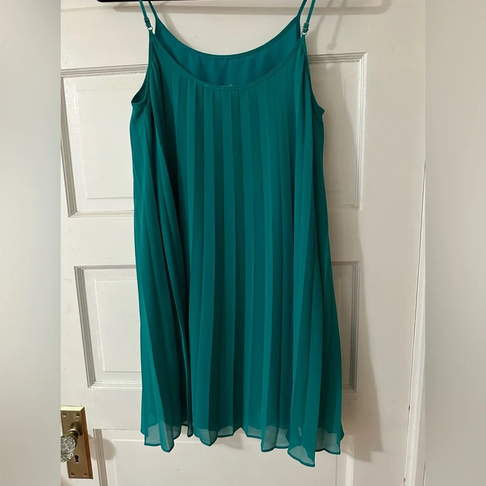 BCBG green pleeted dress - Picture 2 of 5